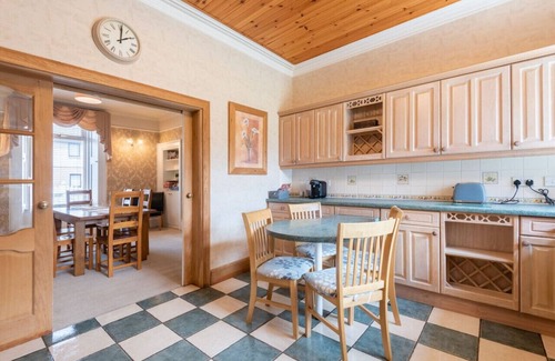 Forfar House | Scotston Villa - 5 bedroom house with large private back garden & hot tub