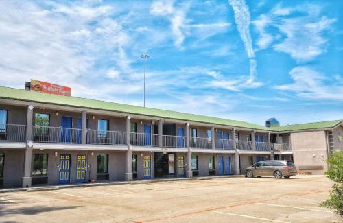 Shenandoah Hotel | Scottish Inns & Suites Shenandoah Woodlands Mall