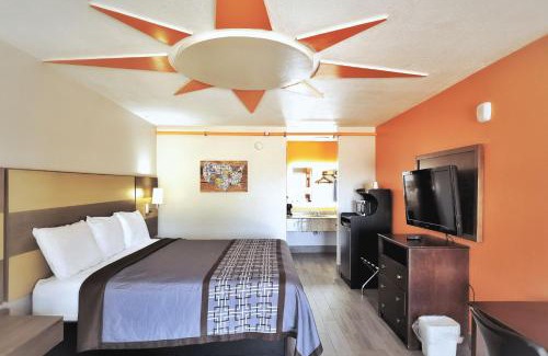 Shenandoah Hotel | Scottish Inns & Suites Shenandoah Woodlands Mall