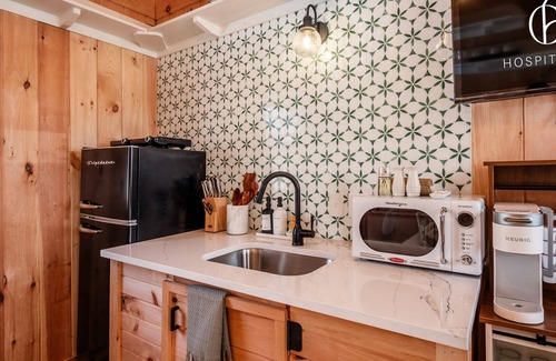 New Plymouth Cabin | Scouts Cottage + Pickleball Court l Hot Tub