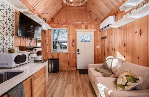 New Plymouth Cabin | Scouts Cottage + Pickleball Court l Hot Tub