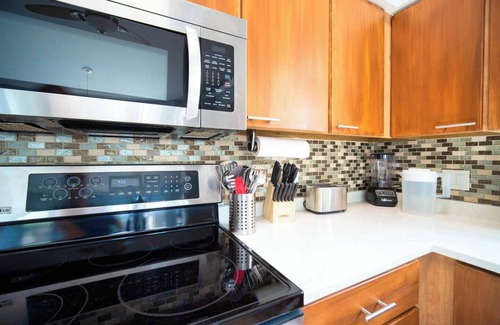 Southside House | ~Screaming Eagle Sleeps 11 Heated Pool & Spa~
