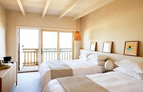 Montauk Hotel | Screen-Free Accommodation! Yoga Classes, Pool, Free Parking and Breakfast!