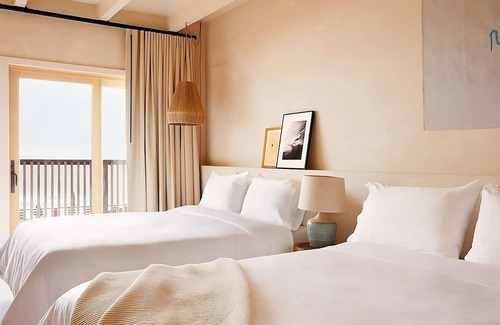 Montauk Hotel | Screen-Free Accommodation! Yoga Classes, Pool, Free Parking and Breakfast!