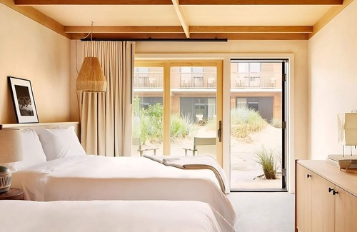 Montauk Hotel | Screen-Free Accommodation! Yoga Classes, Pool, Free Parking and Breakfast!