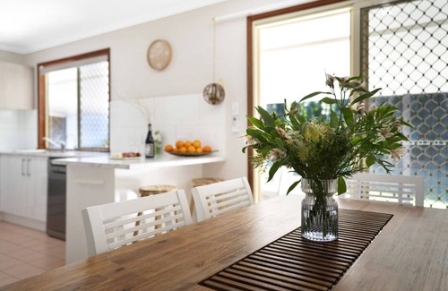Mudjimba House | Sea Breeze Cottage at Mudjimba - Pet friendly