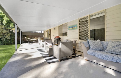 Mudjimba House | Sea Breeze Cottage at Mudjimba - Pet friendly