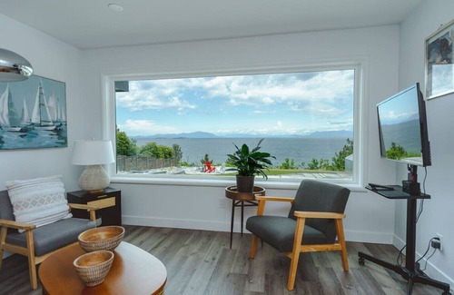 Regional District of Nanaimo Apartment | Sea Breeze: Relaxation with a View with A/C