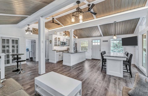 East Harwich House | 'Sea Chalet' ~Special Peace of Cape Cod, Adj to Bike Path, AC and Fish pond