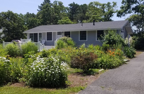 East Harwich House | 'Sea Chalet' ~Special Peace of Cape Cod, Adj to Bike Path, AC and Fish pond