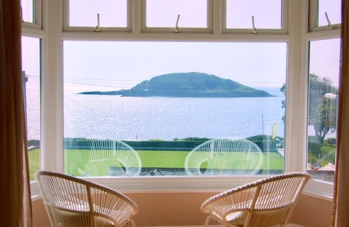West Looe House | Sea front house.Stunning views, Dog friendly, 100m to beach, Hot Tub.EV Charger
