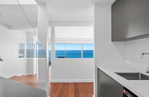 Killcare Heights House | Sea Mist by HolidayCo.