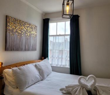 Scarborough Apartment | Sea side flat 5 with fast WIFI and free PARKING