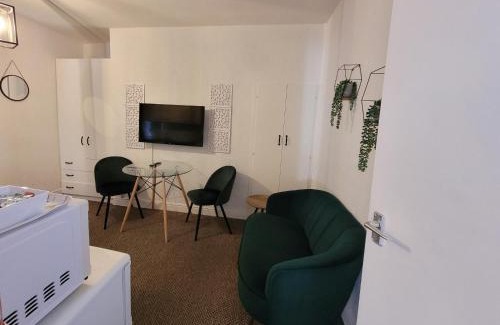Scarborough Apartment | Sea side flat 5 with fast WIFI and free PARKING