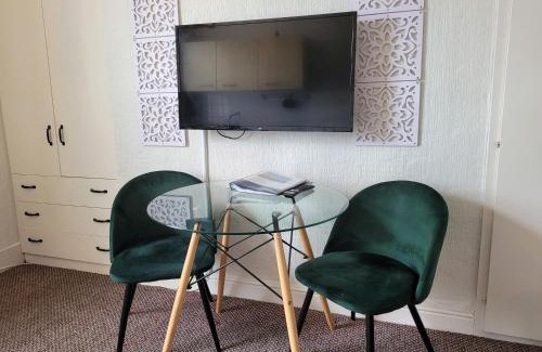 Scarborough Apartment | Sea side flat 5 with fast WIFI and free PARKING
