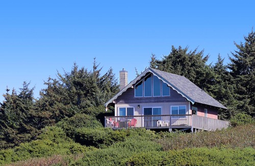 Bandon House | Sea Stacks: Ocean front deck with great views and beach access