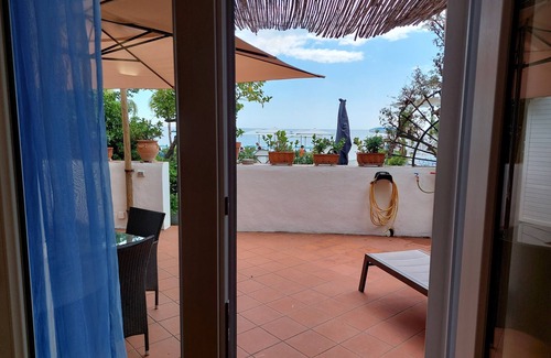 Positano City Centre House | Sea Suite Positano ; luxury beach escape. Relaxation and charm 50 steps from the sea.