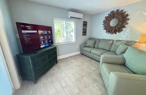 Bonita Shores Apartment | Sea Turtle - Fresh Spacious Cottage W&D Kit 1.3 Mi to Beach