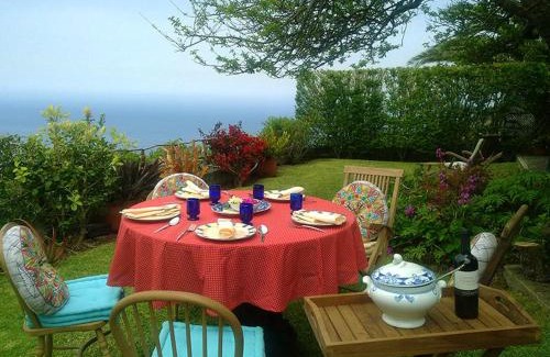 Calheta House | Sea-view house in Fajã da Ovelha with garden and terrace