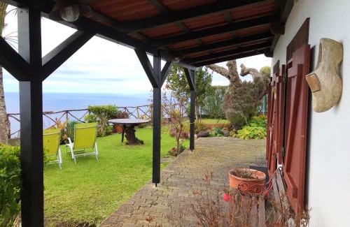 Calheta House | Sea-view house in Fajã da Ovelha with garden and terrace