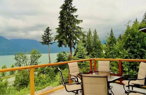 Britannia Beach Apartment | Sea-view to Die For!