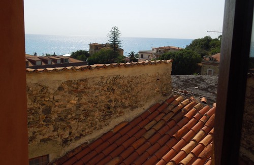 Scalea House | Sea views, stroll to beach, bars, cafes & restaurants