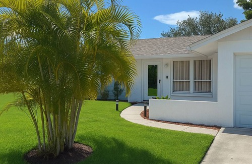Central Naples House | Seabreeze, beautifully renovated coastal home just 1.5 miles from Naples beaches