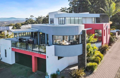 Long Beach House | Seabreeze Sanctuary is a beautiful modern home with panoramic views