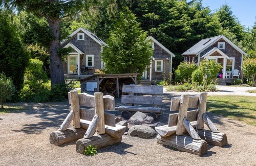 Seabrook Cottage | Seabrook 2 Bedroom cottage with hot tub, pet friendly