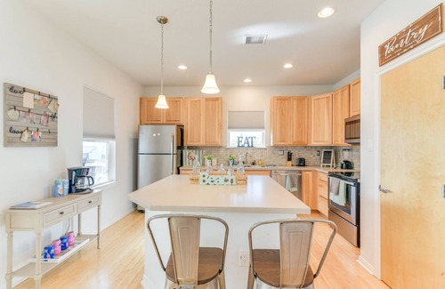 El Lago House | Seabrook Getaway w/Balconies & Bay Views!