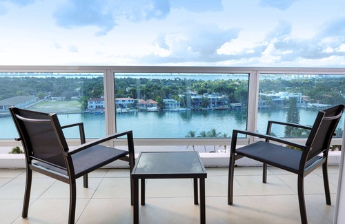 Mid Beach Apartment | Seacoast Suites on Miami Beach