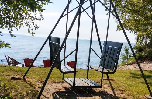 Jeddo Cottage | SEADOG: Lakefront at your doorstep, 50ft. private beach, 6 miles s of Lexington!