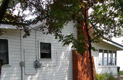 Jeddo Cottage | SEADOG: Lakefront at your doorstep, 50ft. private beach, 6 miles s of Lexington!