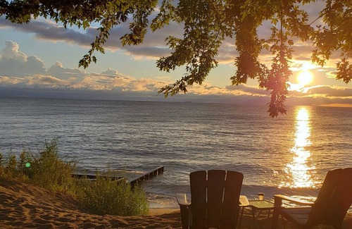 Jeddo Cottage | SEADOG: Lakefront at your doorstep, 50ft. private beach, 6 miles s of Lexington!