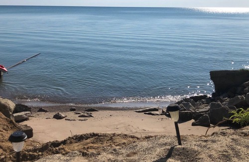 Jeddo Cottage | SEADOG: Lakefront at your doorstep, 50ft. private beach, 6 miles s of Lexington!