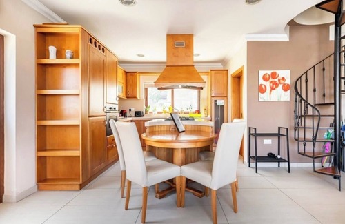 Madliena Apartment | Seafront duplex apartment in enchanting San Pawl il-Baħar with WiFi, AC