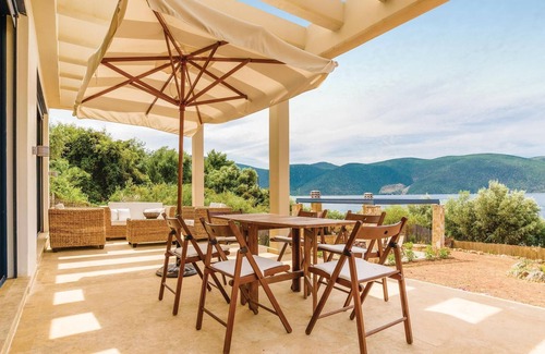 Skroponeria House | Seafront Holiday Villa