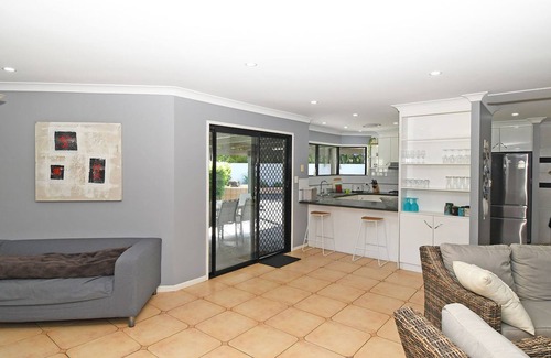 Dundowran Beach House | Seagrass - Waterfront, 4 Bedrooms, Wifi