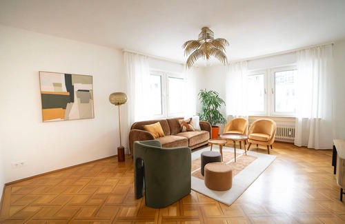 Ulm Apartment | Seahorse, stylish apartment centrally located in Ulm, 3 bedrooms, kitchen, bathroom