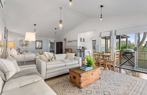 Mornington Apartment | Seahouse Studio - Private Beach Access, Pets