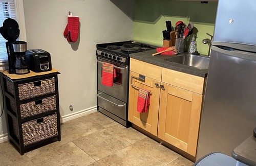 San Jacinto Apartment | Sealy Suites B Historic East End - Walk to Beach, UTMB & Strand