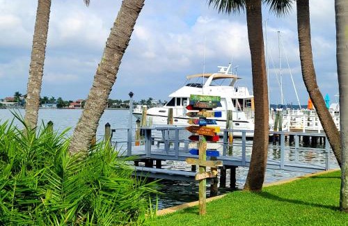 Treasure Island Apartment | Searenity, Waterside studio in the heart of Treasure Island, walk to beach