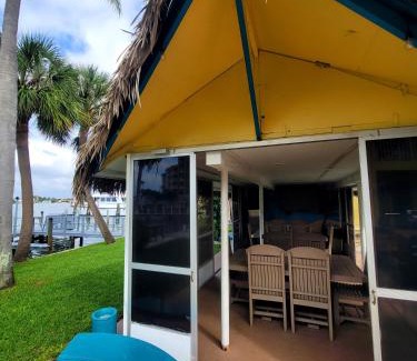 Treasure Island Apartment | Searenity, Waterside studio in the heart of Treasure Island, walk to beach