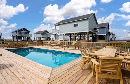 Caplen House | "Seas the Day" - Large Living Area, Family Friendly, Walk to Beach, Pool Access