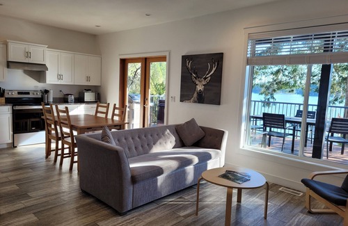Garden Bay Cabin | Seascape Haven: Oceanfront Serenity with Hot Tub and Stunning Views in Garden Bay