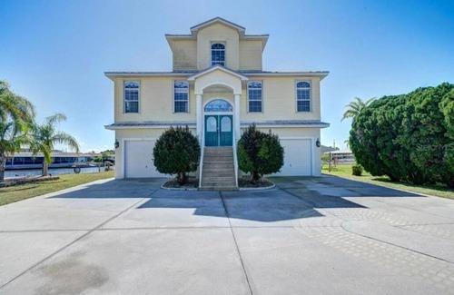 Spring Hill House | Seascape - WHOLE HOUSE 360 water views, pool, gulf