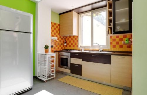 Reitani Apartment | Seaside Apartment with BBQ & Garden