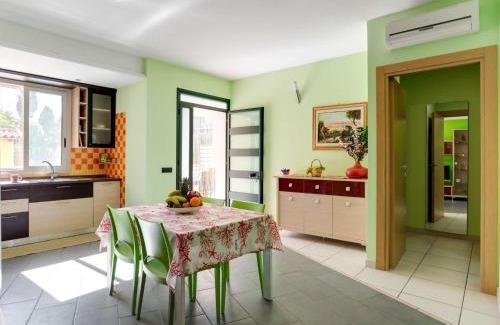 Reitani Apartment | Seaside Apartment with BBQ & Garden