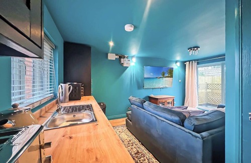 New Forest District Cottage | Seaside Cottage with Hot Tub in Calshot