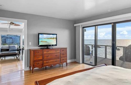 Sereno del Mar House | Seaside Elegance Oceanfront Escape with 3 Suites